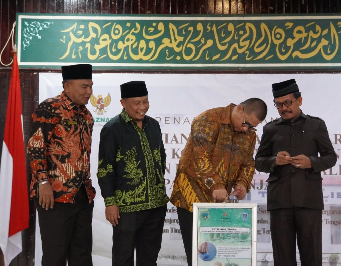 Wako didampingi Ketua Baznas dan pimpinan Perguruan Thawalib Drs. Alizar Chan, saat menandatangani perjanjian kerjasama.